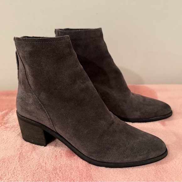 Dolce Vita Women's Cassius gray Suede ankle Booties/size 6 - Picture 1 of 11